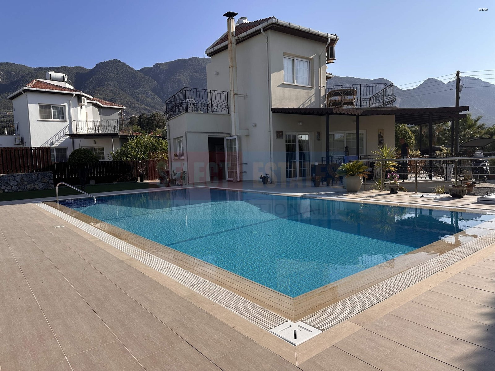 Villa for Sale with Pool in Lapta