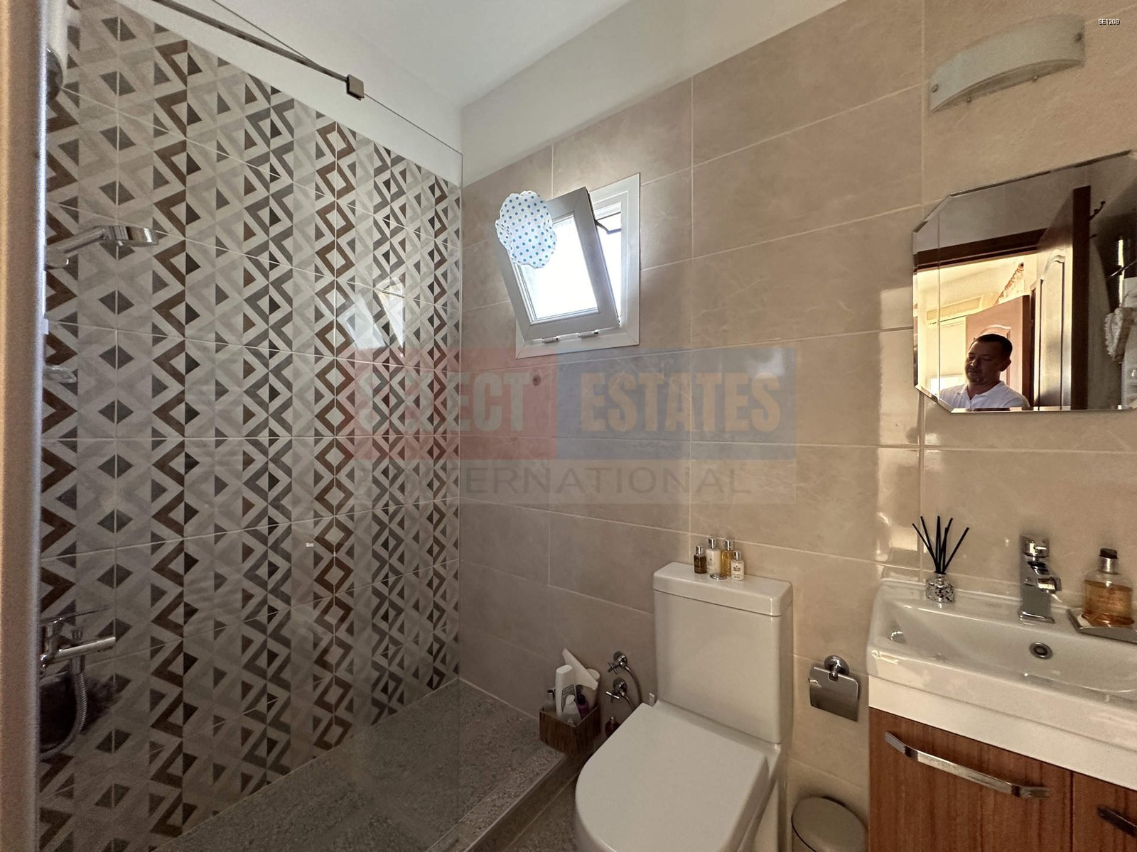 Villa for Sale with Pool in Lapta