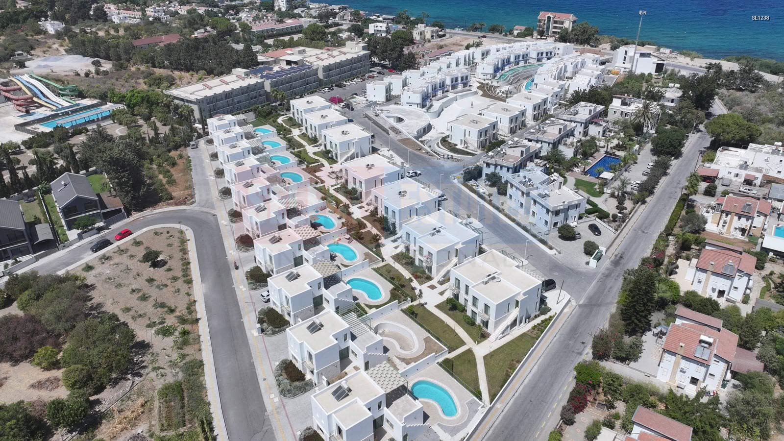 Seafront Villa with Pool in Lapta