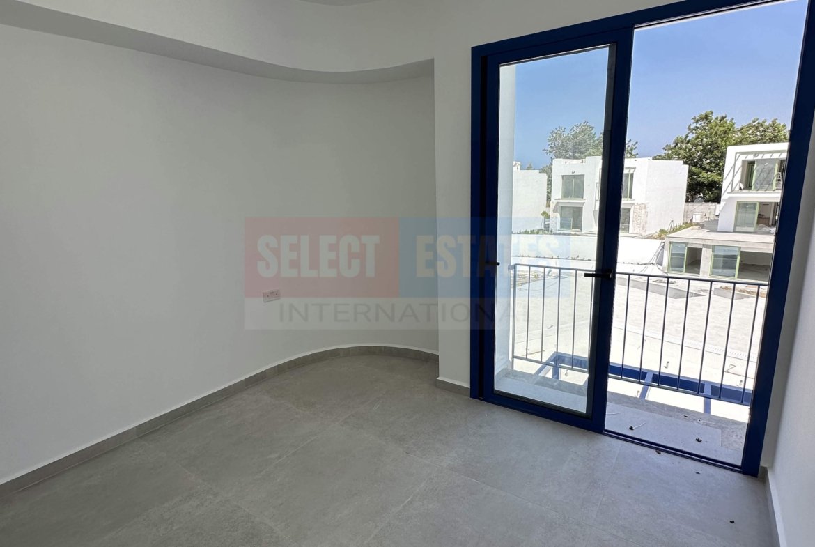 Seafront Villa with Pool in Lapta