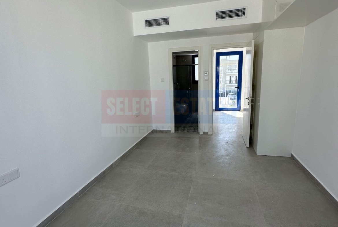 Seafront Villa with Pool in Lapta