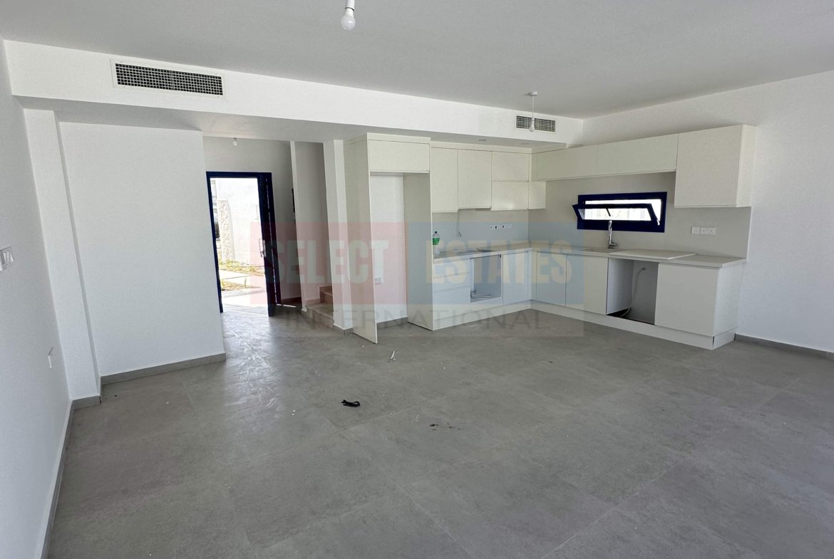 Seafront Villa with Pool in Lapta