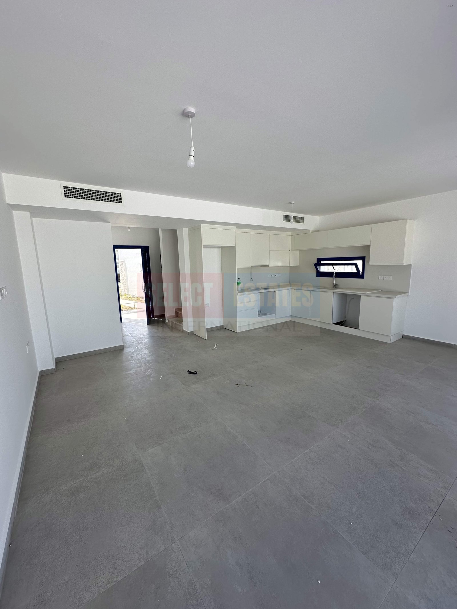 Seafront Villa with Pool in Lapta