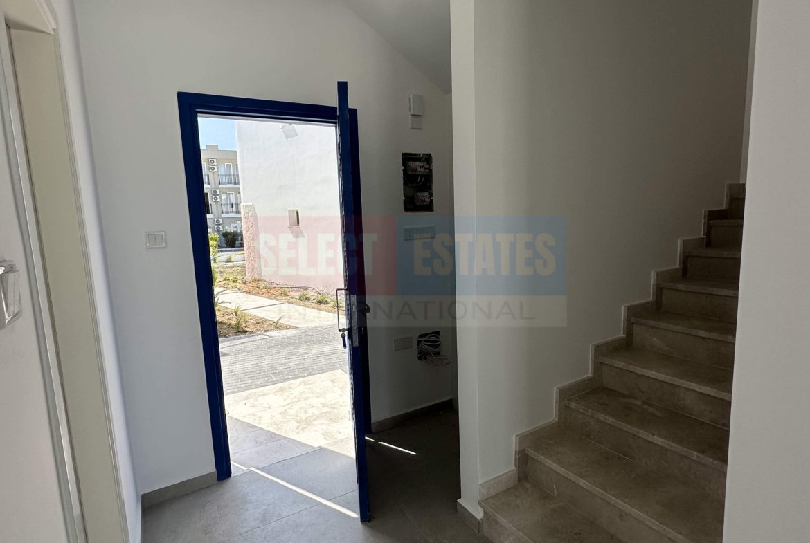 Seafront Villa with Pool in Lapta