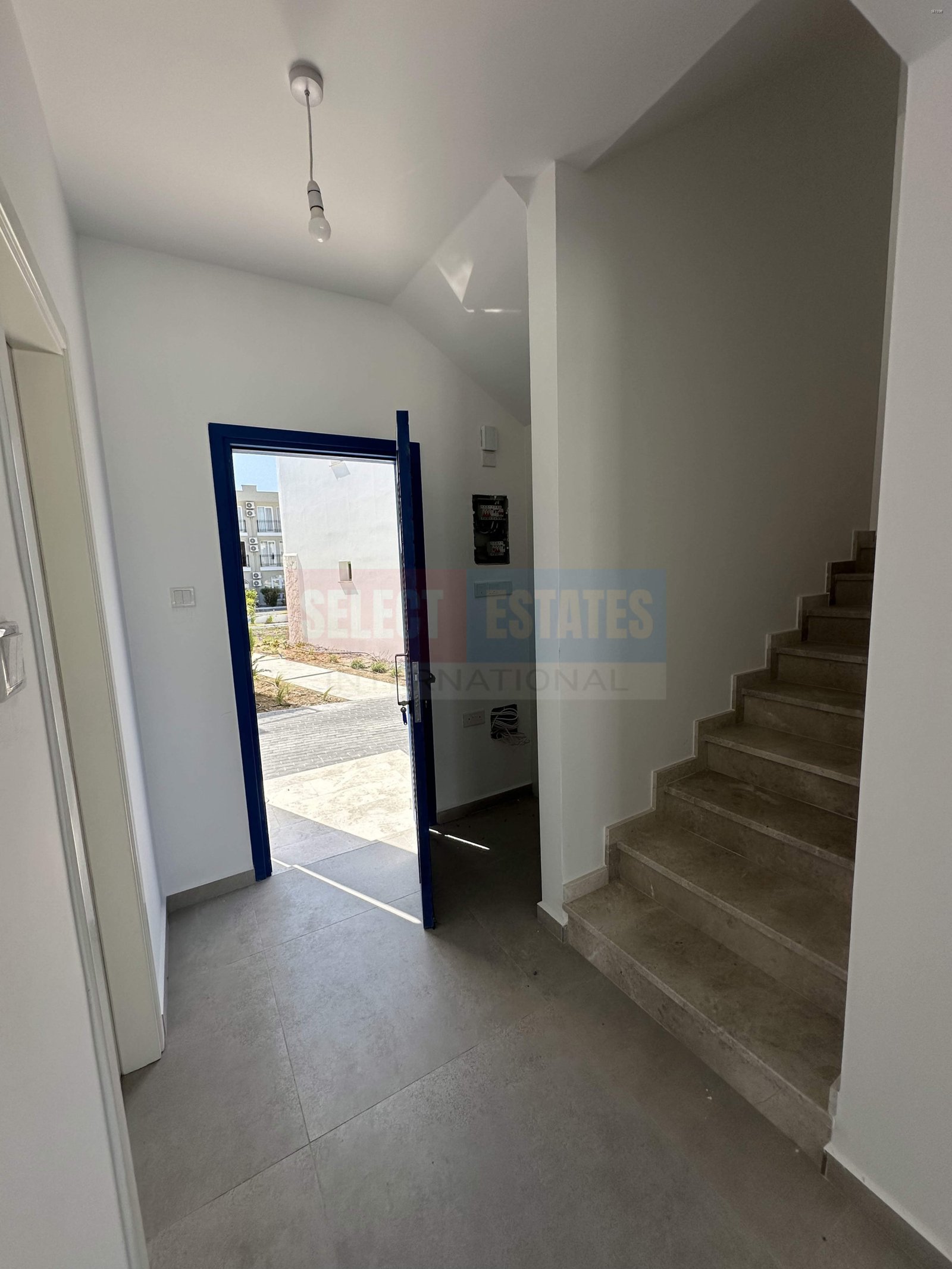 Seafront Villa with Pool in Lapta