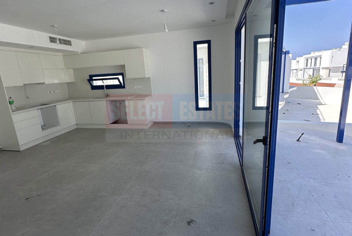 Seafront Villa with Pool in Lapta