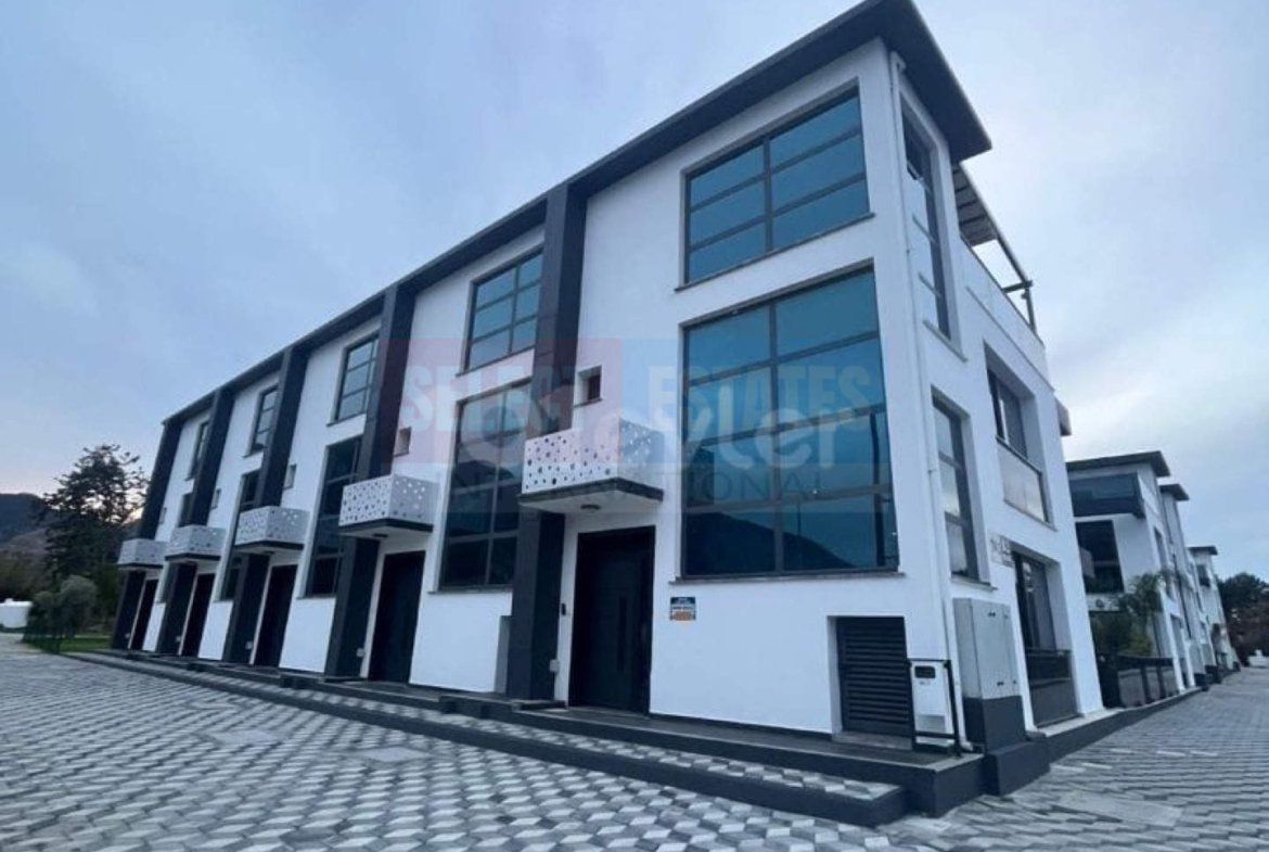 Town House with Pool and Terrace in Karşıyaka