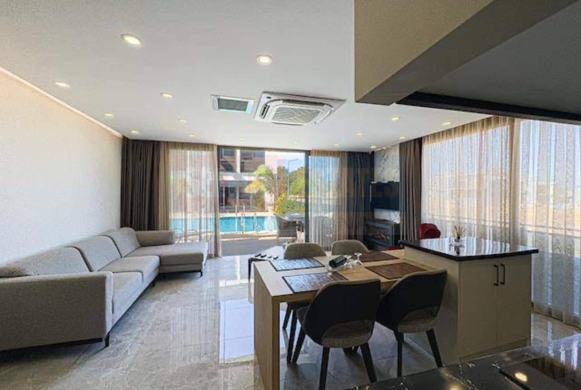 Town House with Pool and Terrace in Karşıyaka