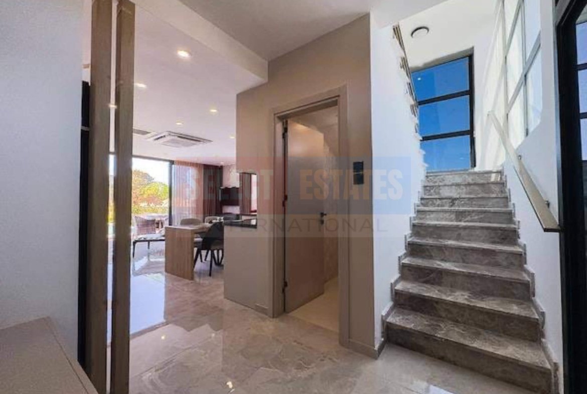 Town House with Pool and Terrace in Karşıyaka
