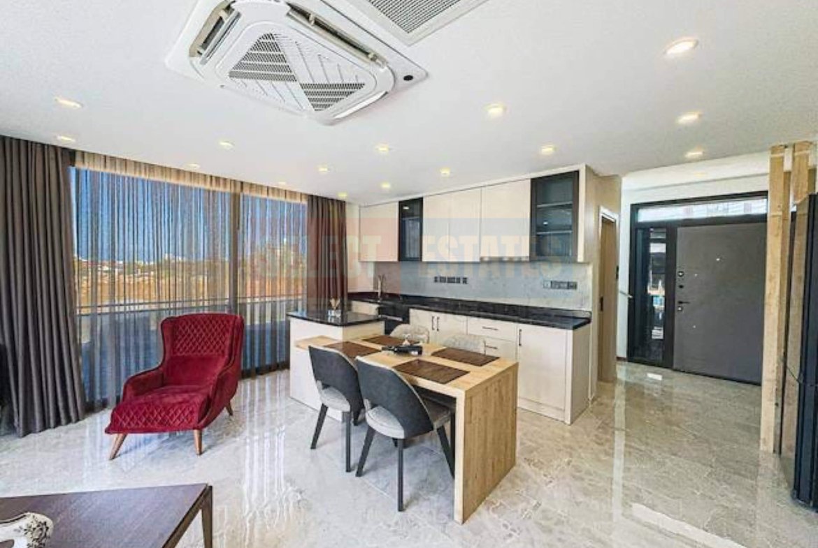 Town House with Pool and Terrace in Karşıyaka