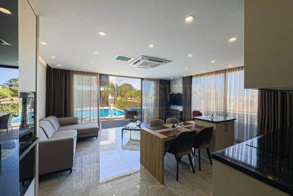 Town House with Pool and Terrace in Karşıyaka