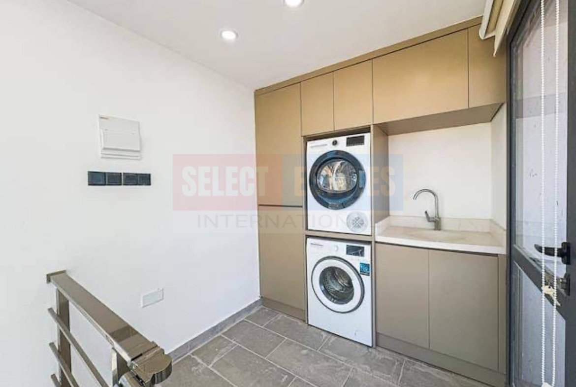Town House with Pool and Terrace in Karşıyaka