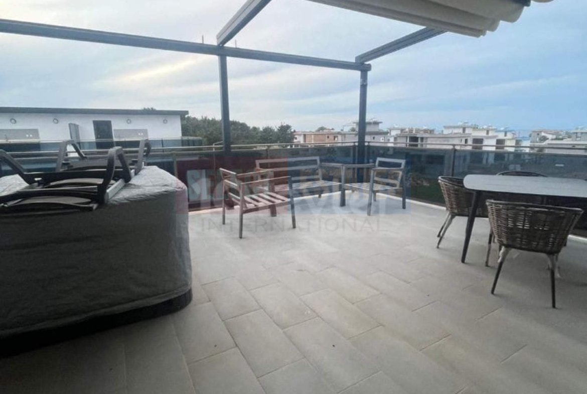 Town House with Pool and Terrace in Karşıyaka