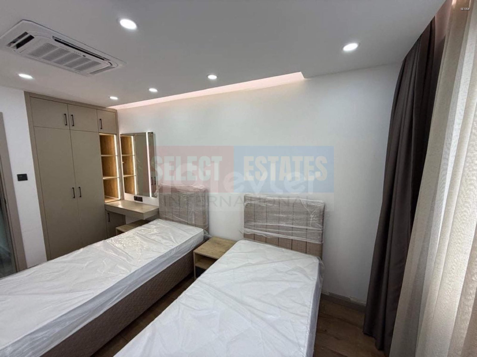 Town House with Pool and Terrace in Karşıyaka
