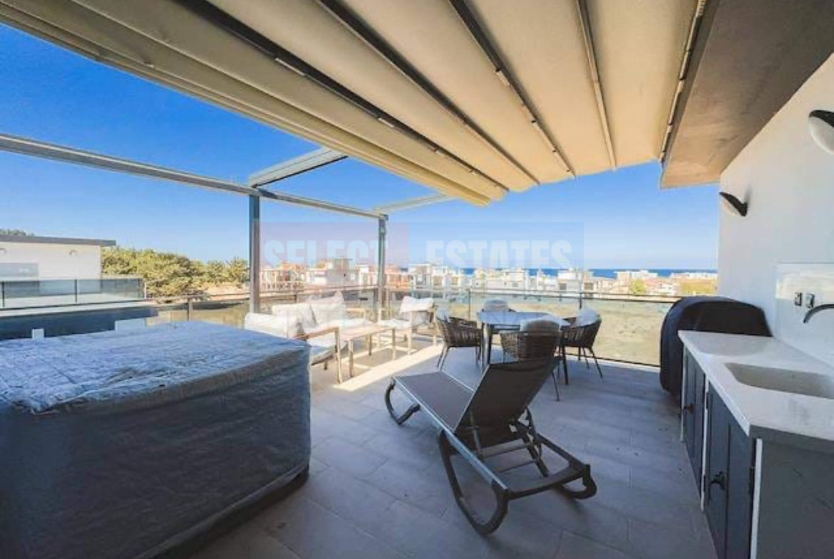 Town House with Pool and Terrace in Karşıyaka