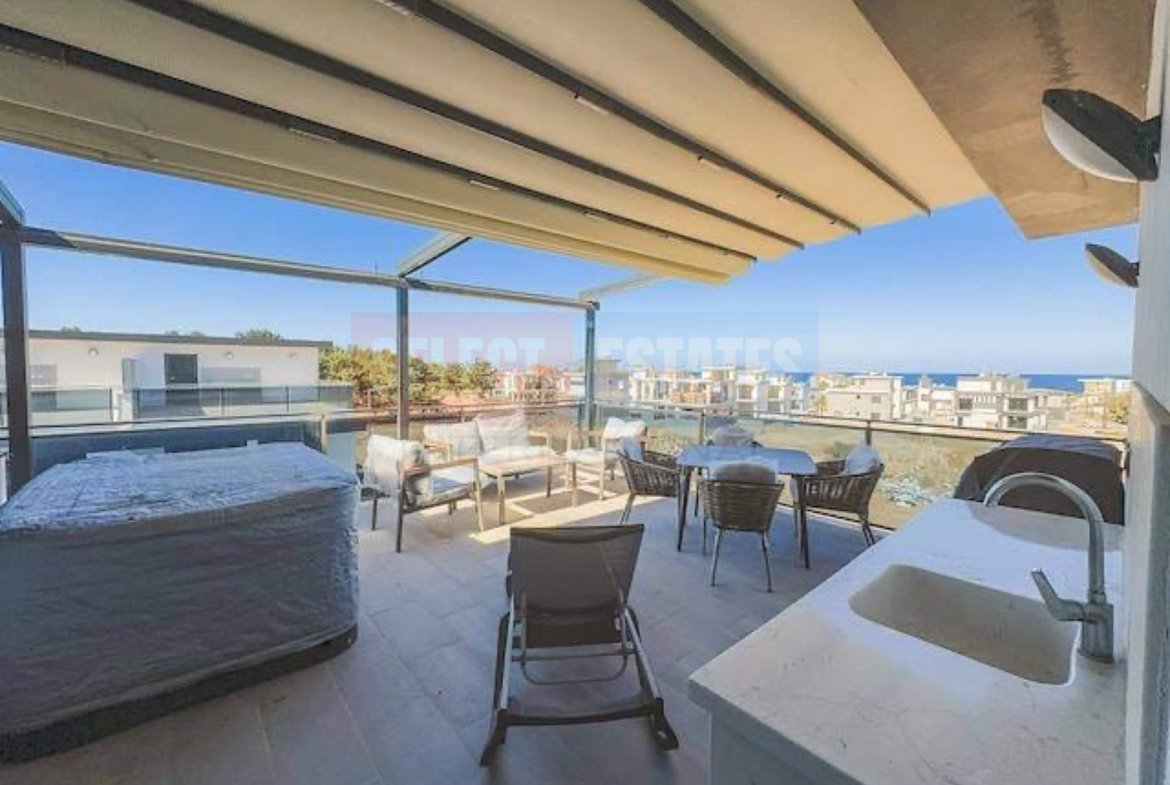 Town House with Pool and Terrace in Karşıyaka