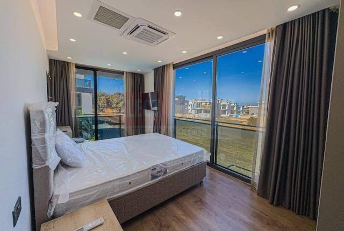 Town House with Pool and Terrace in Karşıyaka