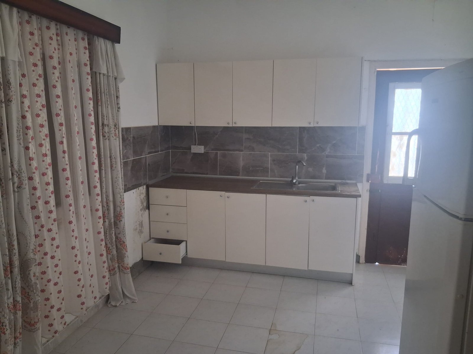 Old stone house or Apartment Plot for Sale in Alsancak