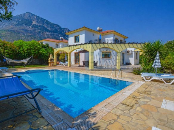 Luxury Detached Villa with Pool in Lapta