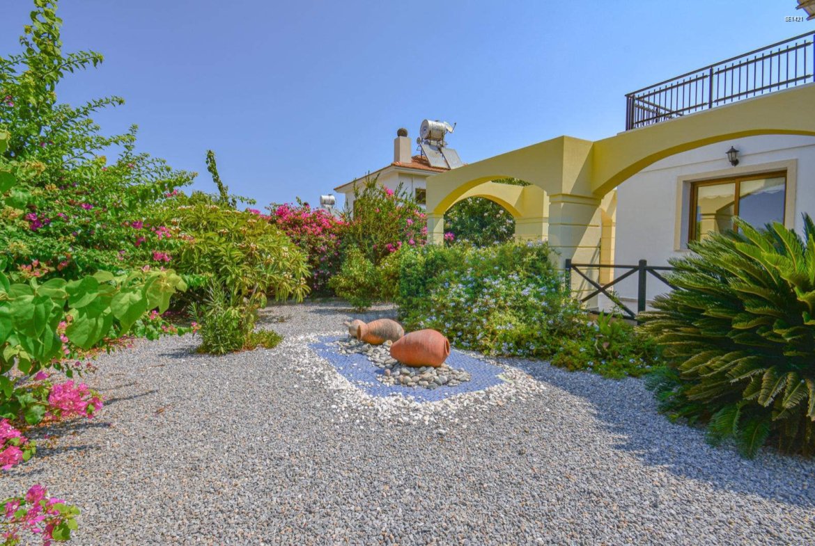 Luxury Detached Villa with Pool in Lapta