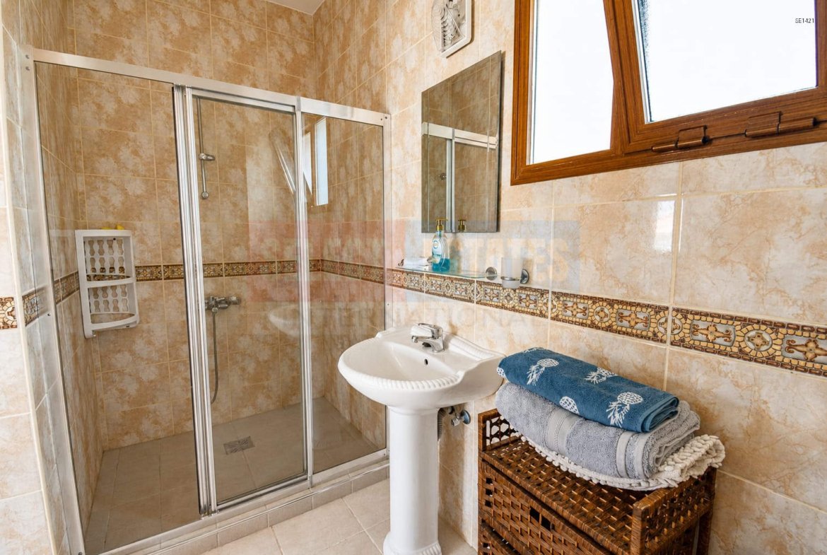 Luxury Detached Villa with Pool in Lapta