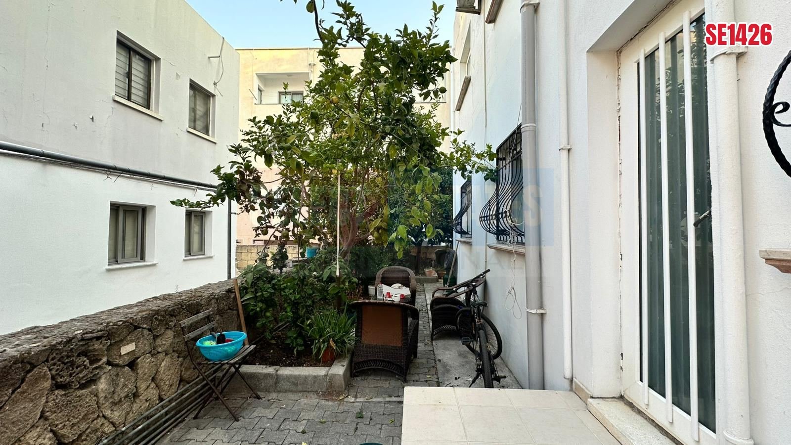 SE1426_b67c4800a260 Spacious Furnished Apartment with a Garden