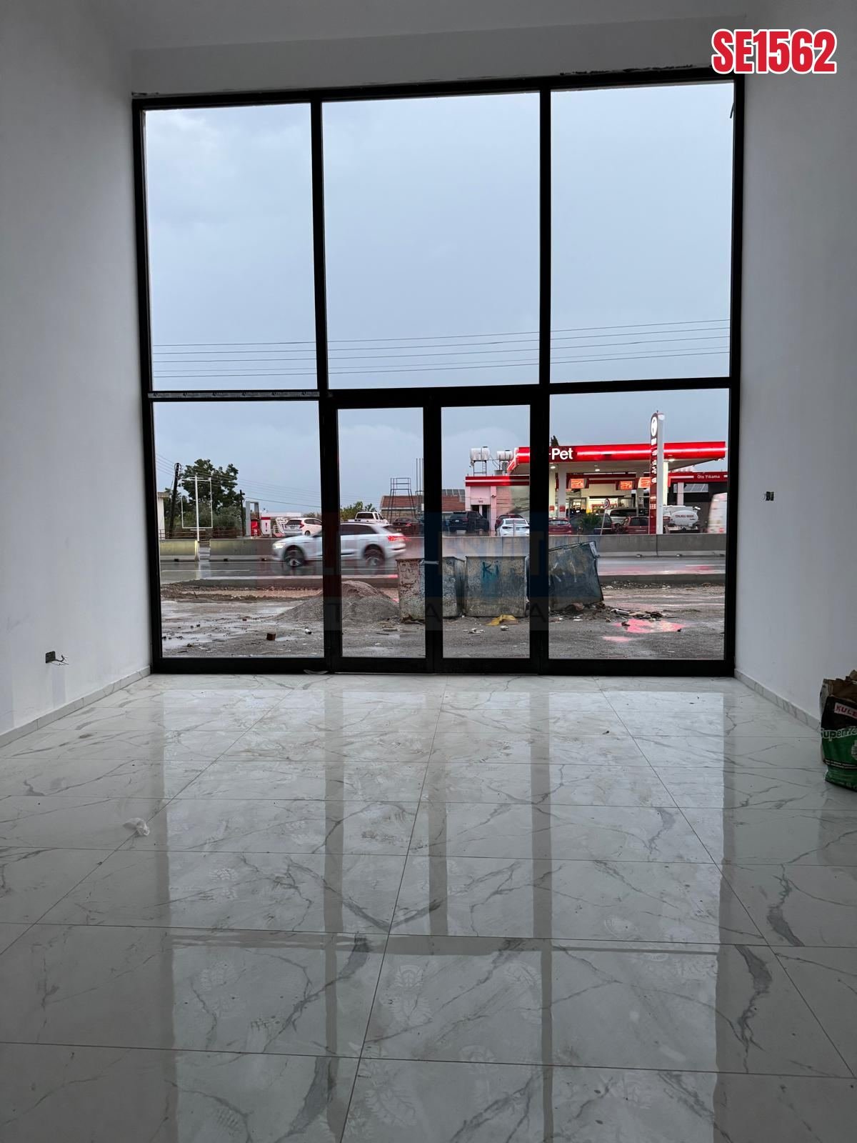 SE1562_79efb6518fe8 Spacious Shop, Catalkoy, North Cyprus Properties for Rent